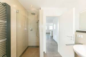Modern, hell & sofort bezugsfrei: 2-Zimmer-Wohnung inklusiv Balkon & Küche – 89233 Neu-Ulm – Vorschaubild 5