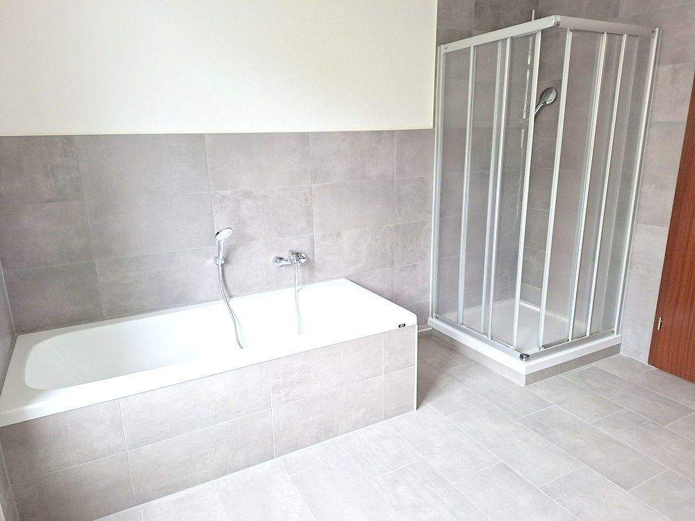 !! 4-Zimmer-Wohnung mit Parkett, Wanne und Dusche und Balkon !! – Chemnitz – Vorschaubild 4