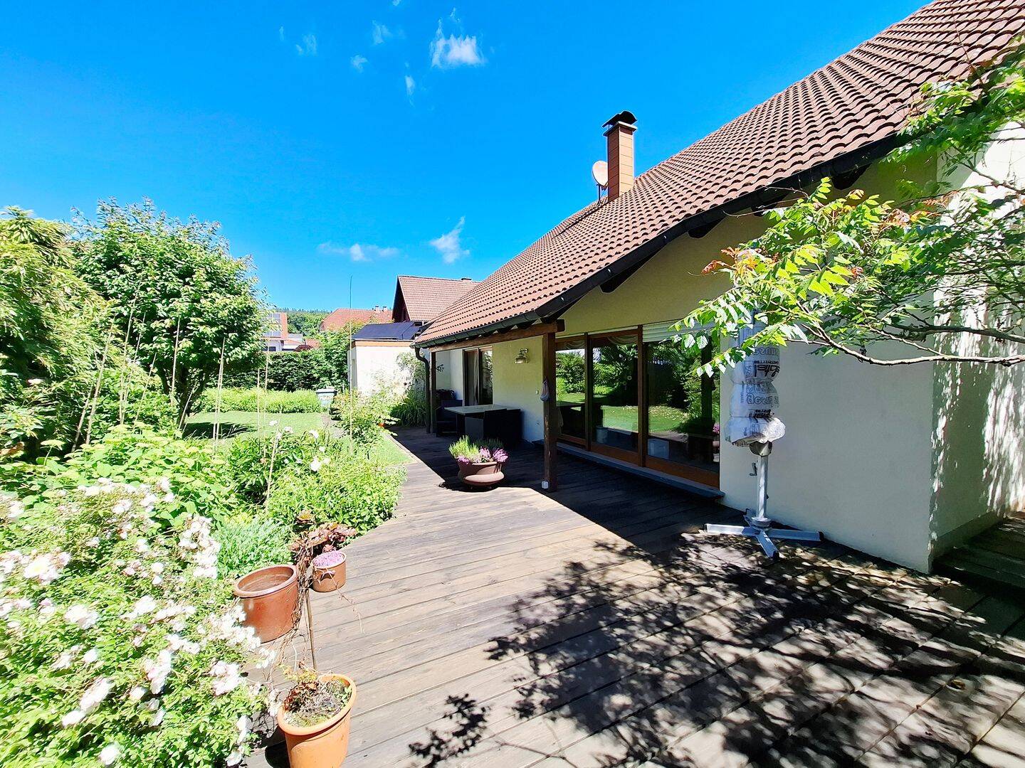 Gepflegtes Einfamilienhaus mit neuer Wärmepumpe, Fußbodenheizung und Traumgarten in Mettlach – Mettlach – Vorschaubild 3
