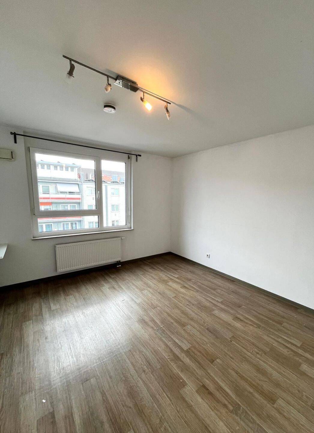 Teilmöbliertes 2-Zimmer-Studentenapartment mit Einbauküche – Nürnberg – Vorschaubild 4