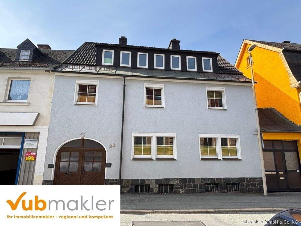 Reihenmittelhaus in zentraler Lage von Naila bietet ein großzügiges Zuhause – Naila – Bild 1 von 9