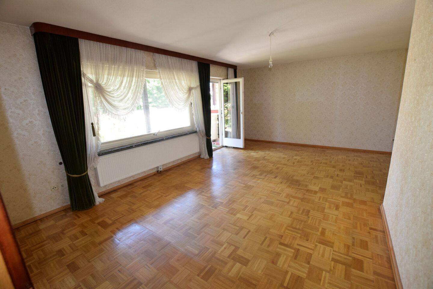 Wohnen auf einer Ebene: Bungalow mit Garage und großzügigem Garten in ruhiger Lage – Brensbach – Vorschaubild 2