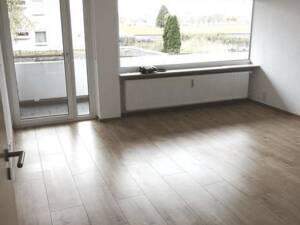 Helle 3,5-Zimmer-Wohnung mit großzügigem Wohn-/Essbereich, Balkon und Stellplatz in Tübingen-Unterjesingen – 72070 Tübingen – Vorschaubild 2
