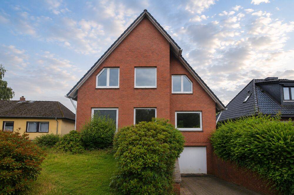 Großzügiges Zweifamilienhaus mit Garten, Garage und vielseitigem Entwicklungspotenzial
