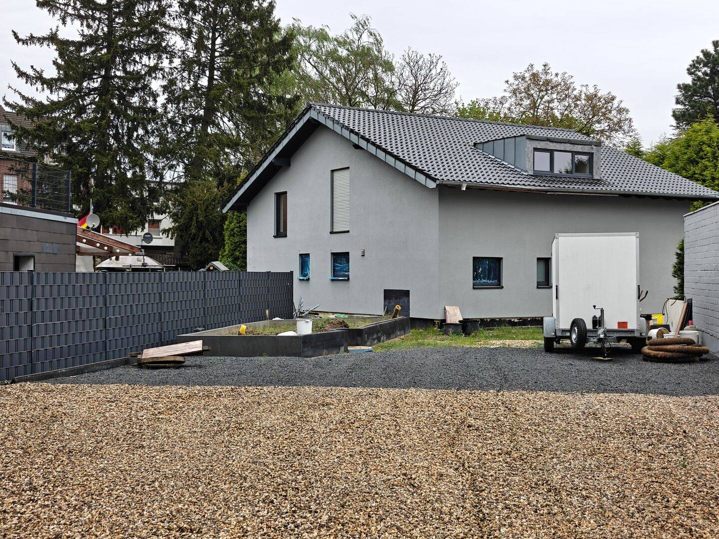 # Neubau-Haus** + Gärtnerische Anlage + Stellplatz + offene Designer-Treppe – Mönchengladbach – Bild 1 von 9