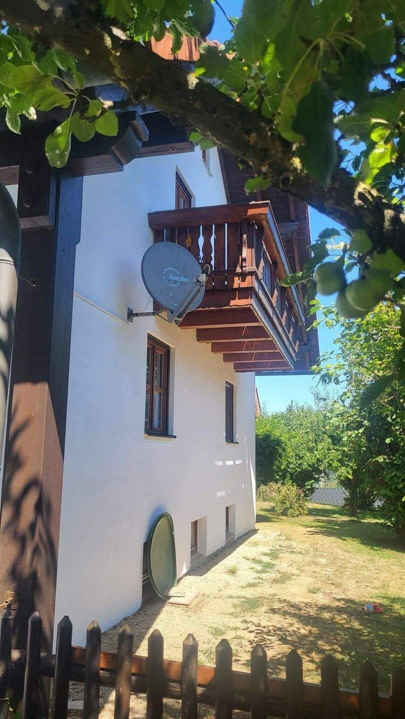 Helle Dachgeschosswohnung mit Balkon, ausgebautem Dachraum und Gartenmitbenutzung