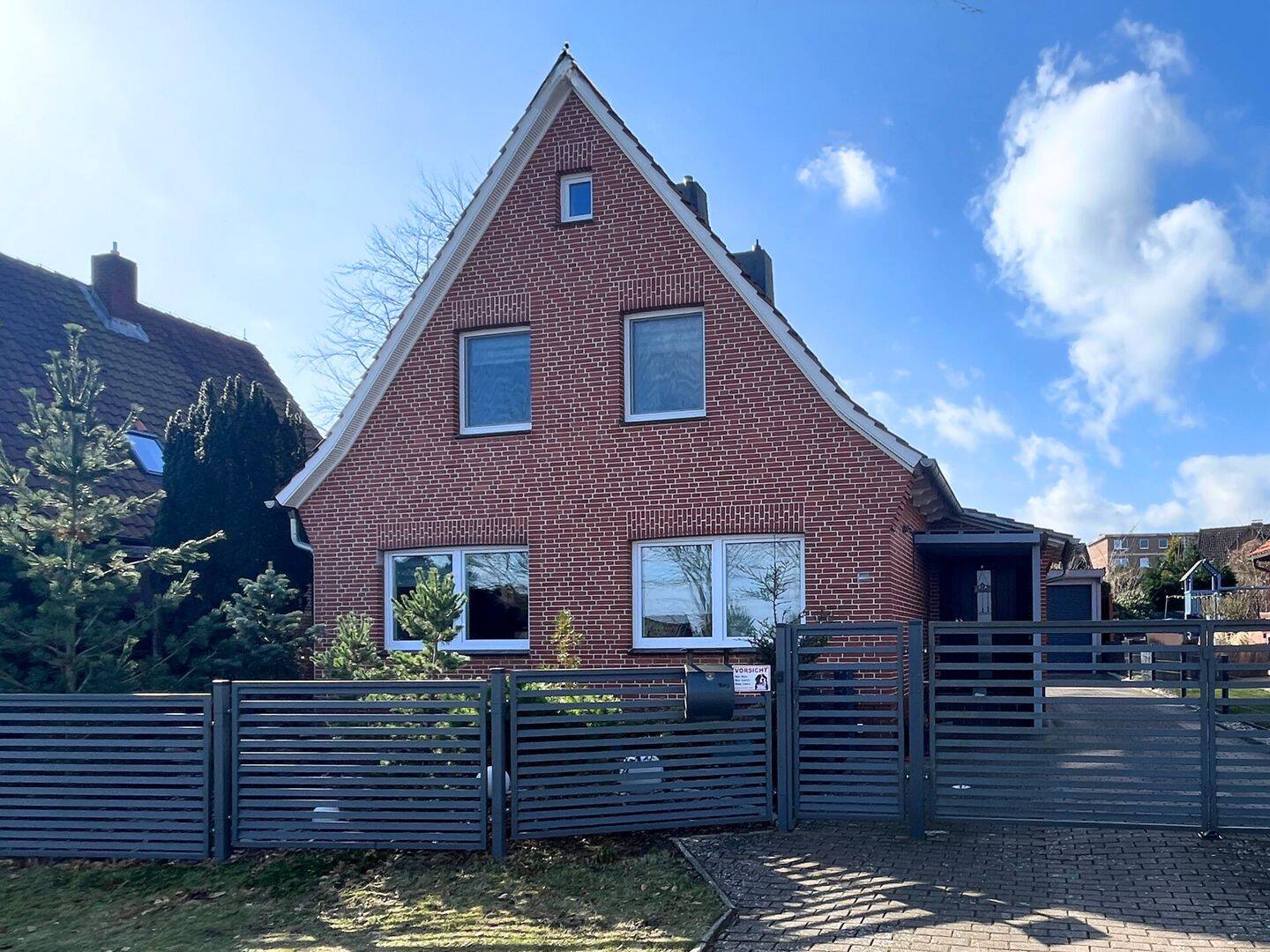 Modernisiertes und gepflegtes Einfamilienhaus mit Terrasse, Garten & Garage in Top-Lage – Horneburg – Bild 1 von 9