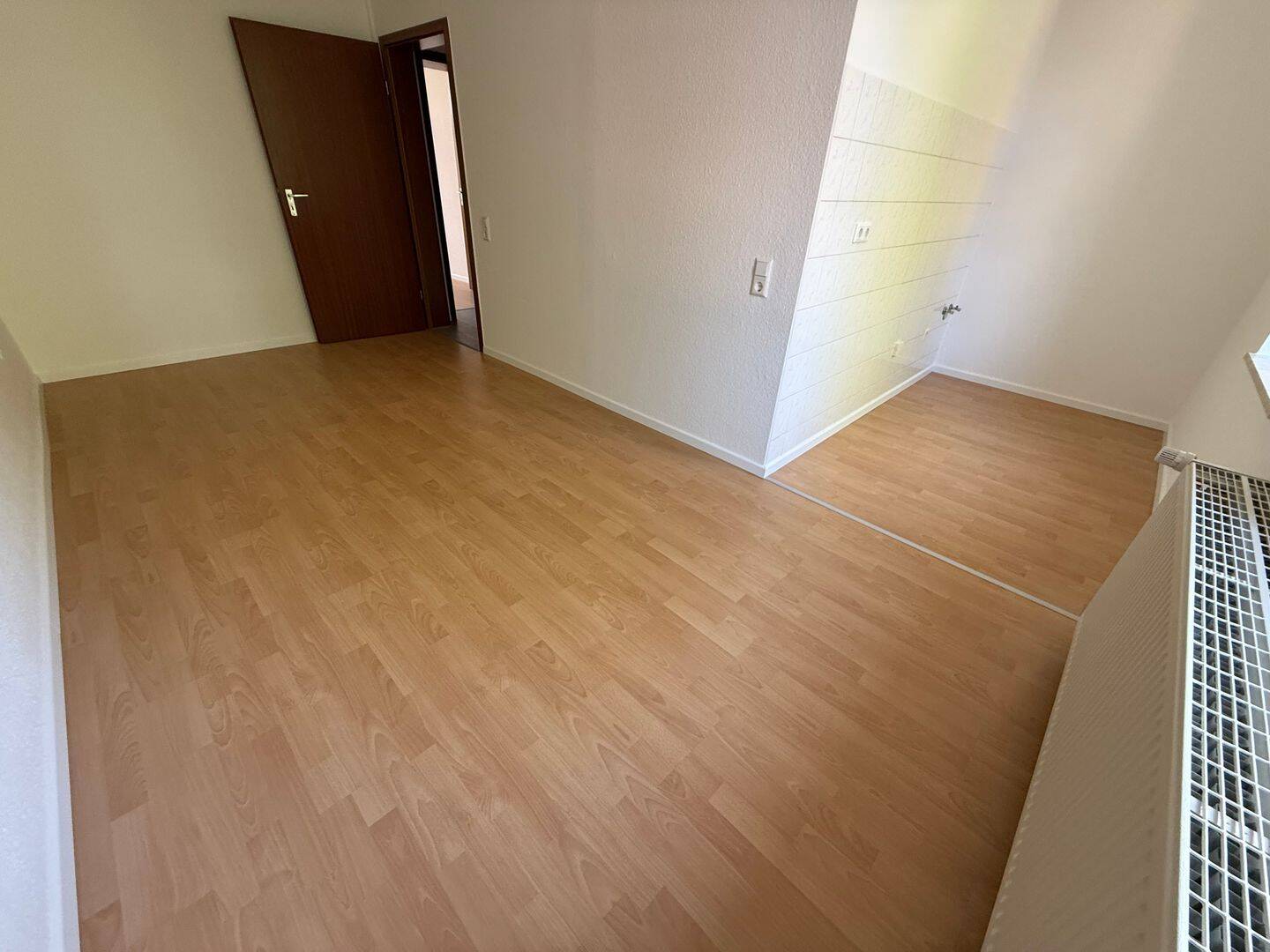 2. OG oder 3.OG / Bad mit Dusche / Laminat / City-Nah – Chemnitz – Vorschaubild 3