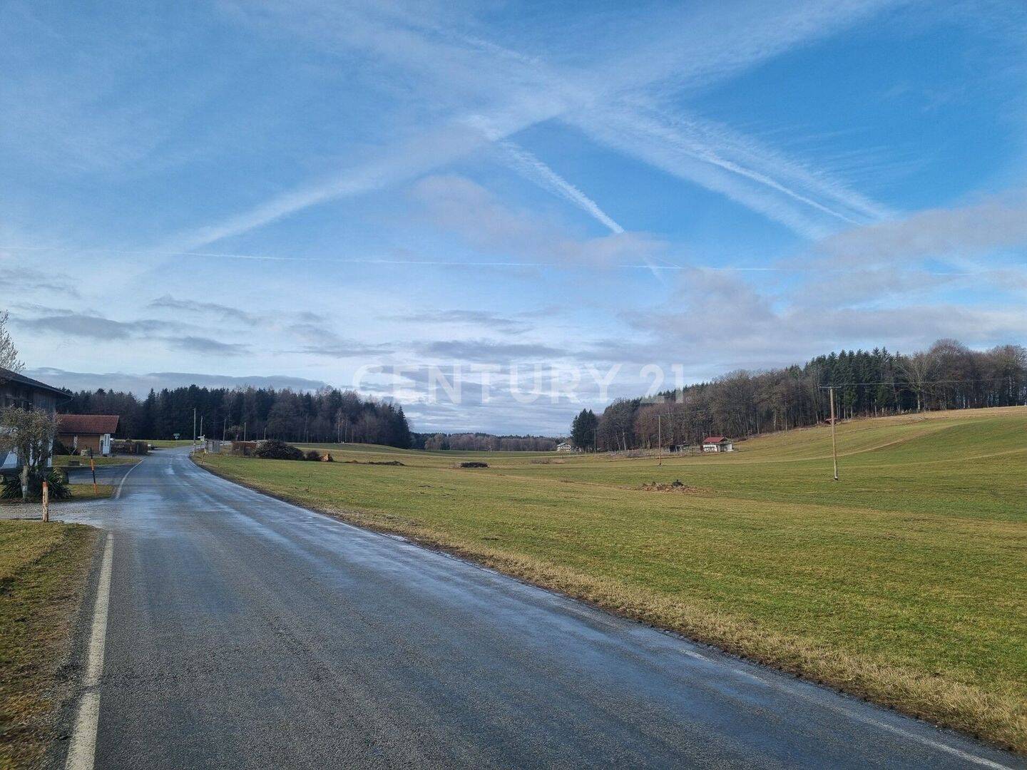 Schöner leben mit Tieren: Haushälfte mit eingezäunter Weide und Neubaupotential! – Rechtmehring – Vorschaubild 2