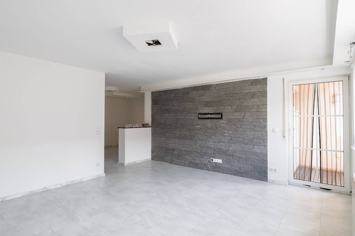 Renovierte 3,5-Zi.-Whg mit Balkon & TG-Stellplatz im Herzen Schwaigerns - 200 m zum Bahnhof – 74193 Schwaigern – Bild 1 von 9