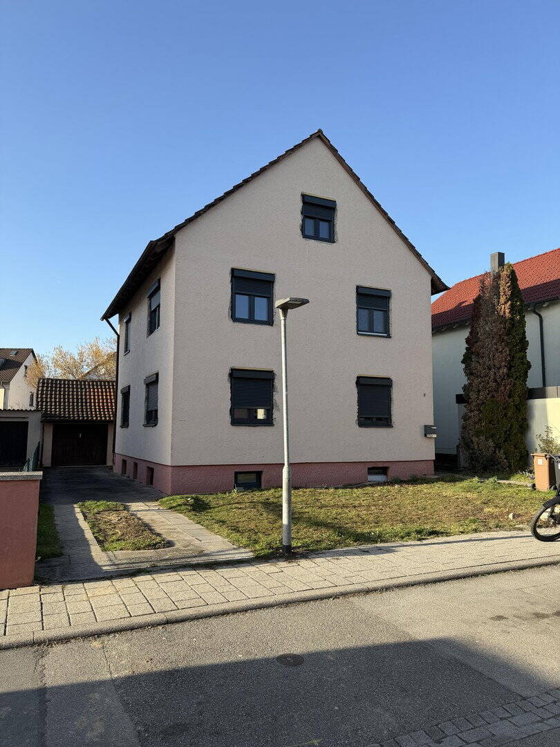 Modernisiertes Zweifamilienhaus + Wärmepumpe 2023 + 2 Wohnungen + Ausbaupotenzial – Denkendorf – Bild 1 von 9