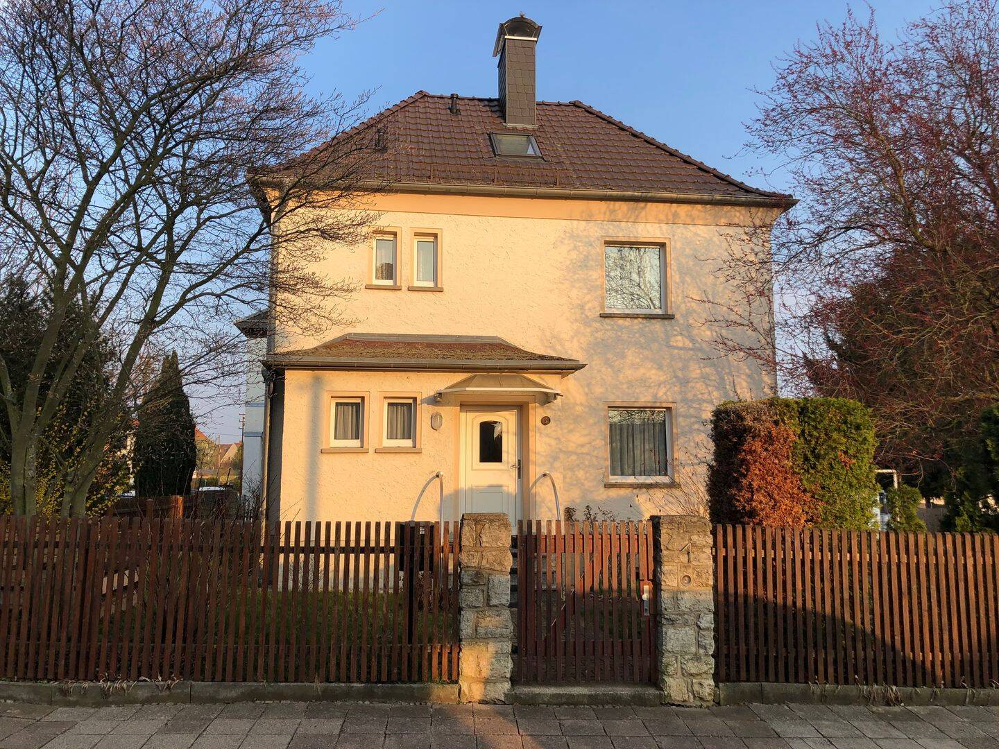 -PROVISIONSFREI- Freistehendes Einfamilienhaus/ Stadtvilla in beliebter Wohnlage mit Garten+ Garage – Apolda – Bild 1 von 9