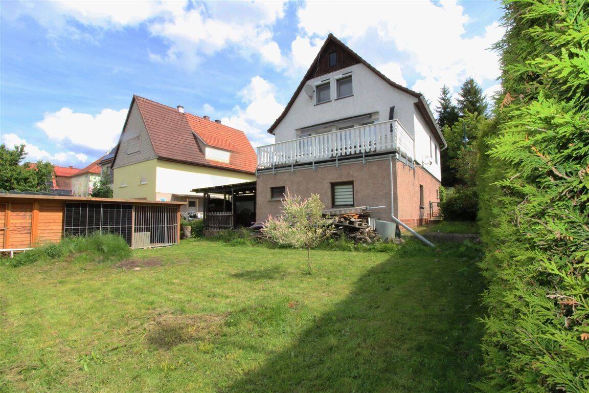 Mehr Platz als erwartet - vielseitiges Einfamilienhaus mit großem Garten & Carports