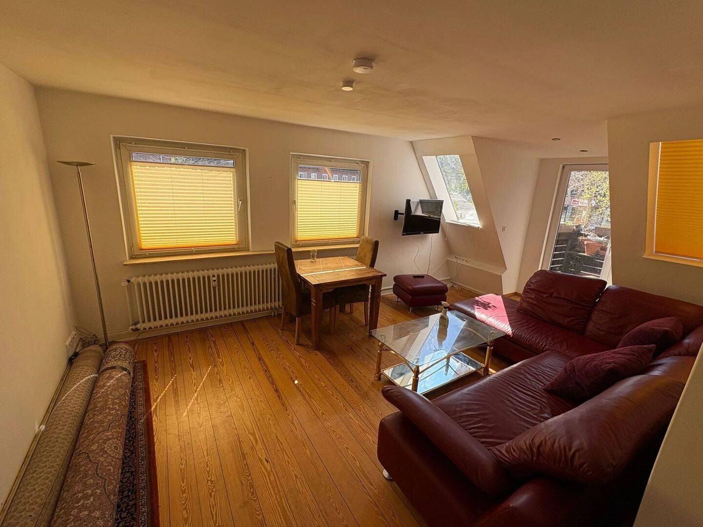 Charmante 2-Zimmer-Wohnung mit Holzdielen, Einbauküche und separatem Eingang in Hamburg-Sasel – Hamburg – Vorschaubild 5
