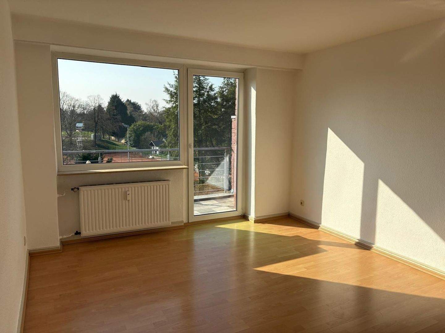 Gemütliche und top geschnittene 2 Zimmer Wohnung mit Balkon im 3 Parteienhaus ! Traumhaftes Wohnen direkt am Grenzlandstadion und Fachhochschule ! – Mönchengladbach – Vorschaubild 2
