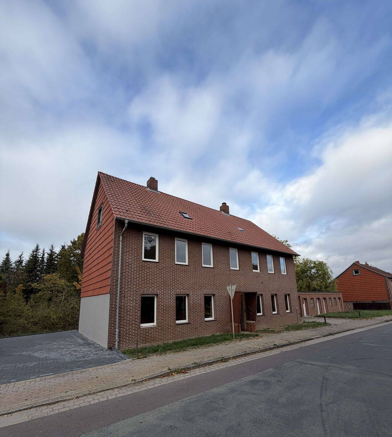 Attraktives Mehrfamilienhaus mit Entwicklungspotenzial in Frellstedt - 4 Wohneinheiten möglich! – Velpke – Bild 1 von 4
