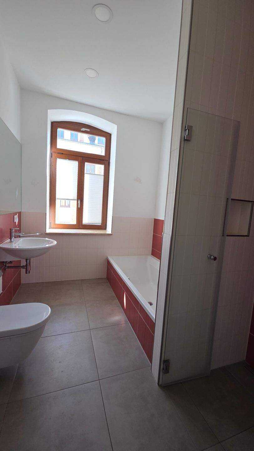 2 Zimmer Wohnung mit EBK, großen Balkon und Aufzug – Chemnitz – Vorschaubild 4
