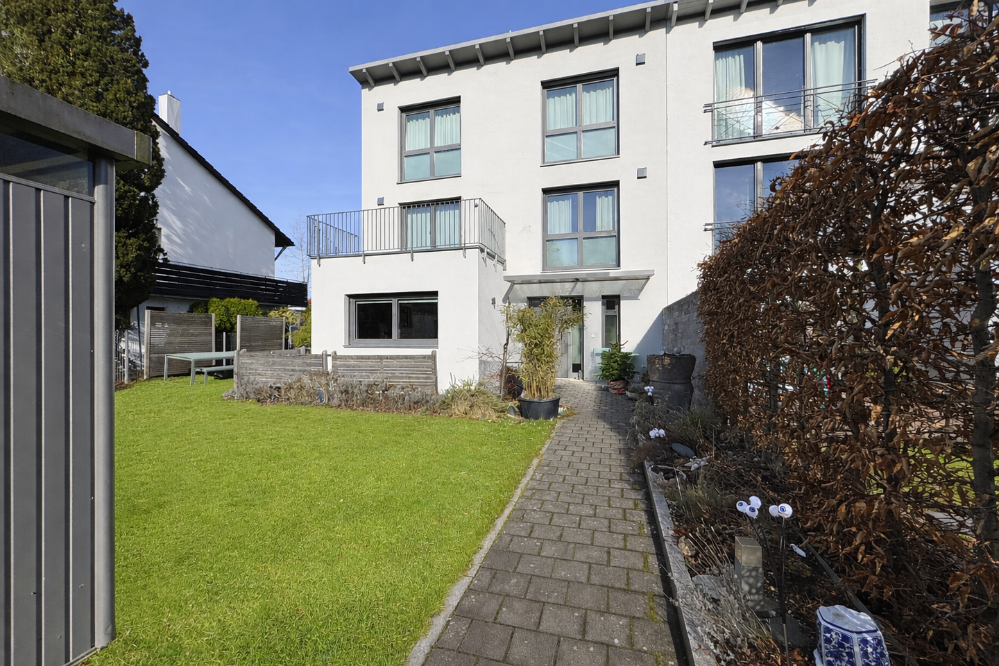 Familiendomizil mit viel Platz in bester Ortskernlage Ottobrunn! – Ottobrunn – Bild 1 von 9