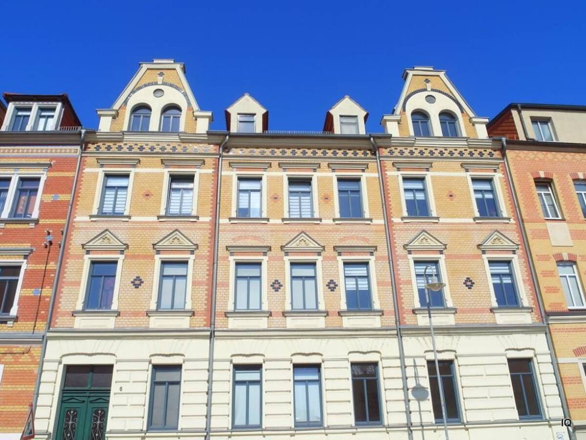 Geräumige 2-Zimmer-Dachwohnung mit Balkon und großer Essküche * frisch renoviert und mit neuem Boden – 1662 Meißen – Bild 1 von 2