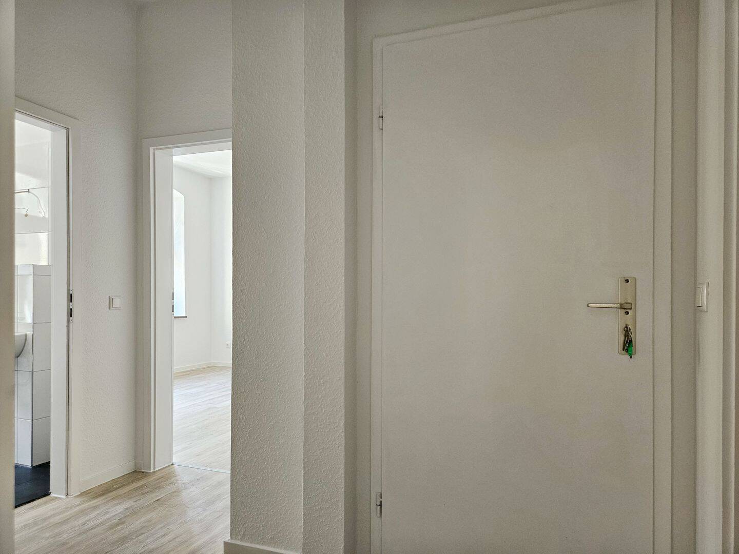 Mit Video: Frisch saniert - 2 Zimmer mit Tageslichtbad und Einbauküche! – Magdeburg – Vorschaubild 5