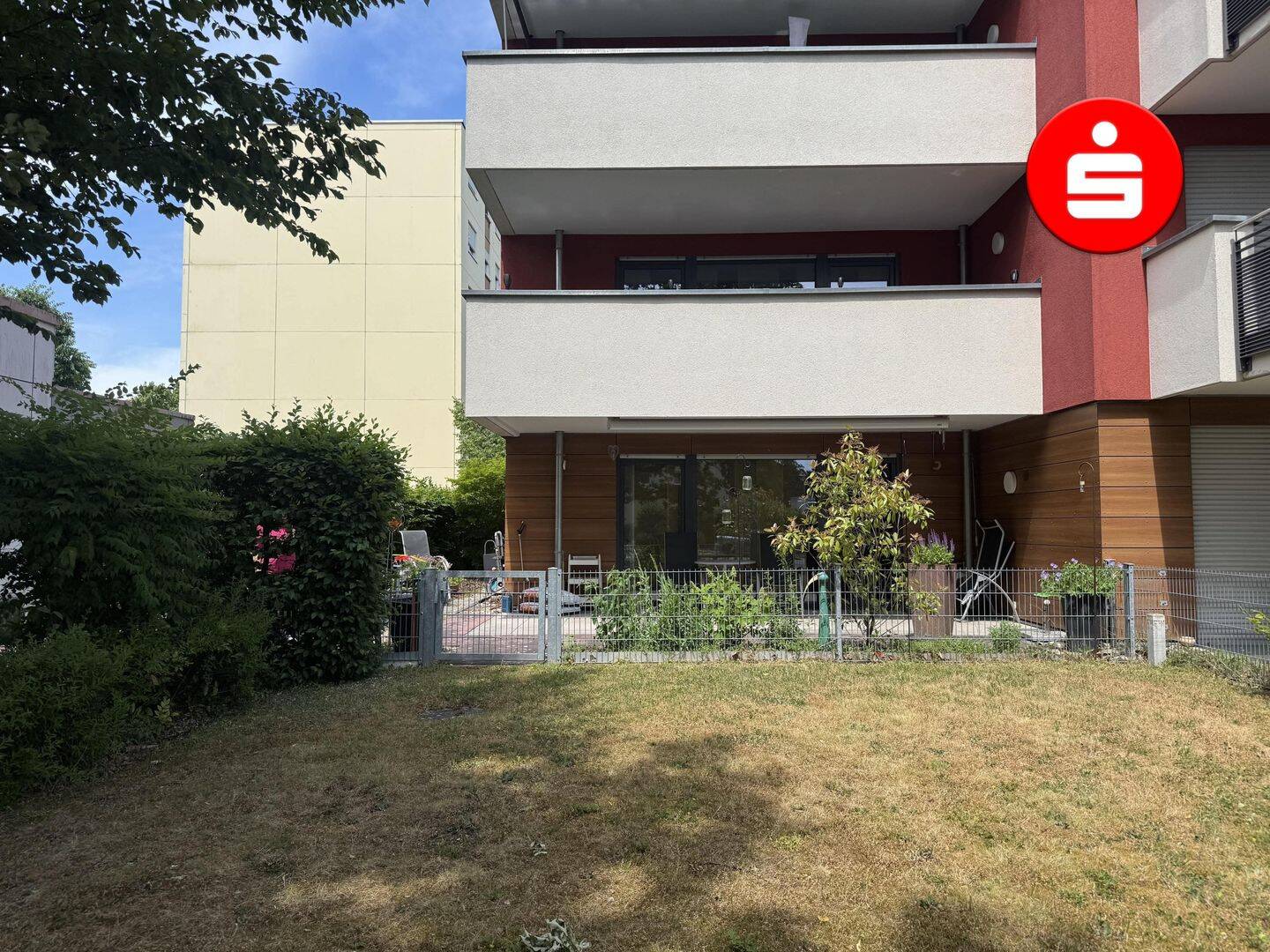 Charmante Erdgeschosswohnung mit Gartenanteil, Garage und zwei Carports in Röthenbach b. Schweinau