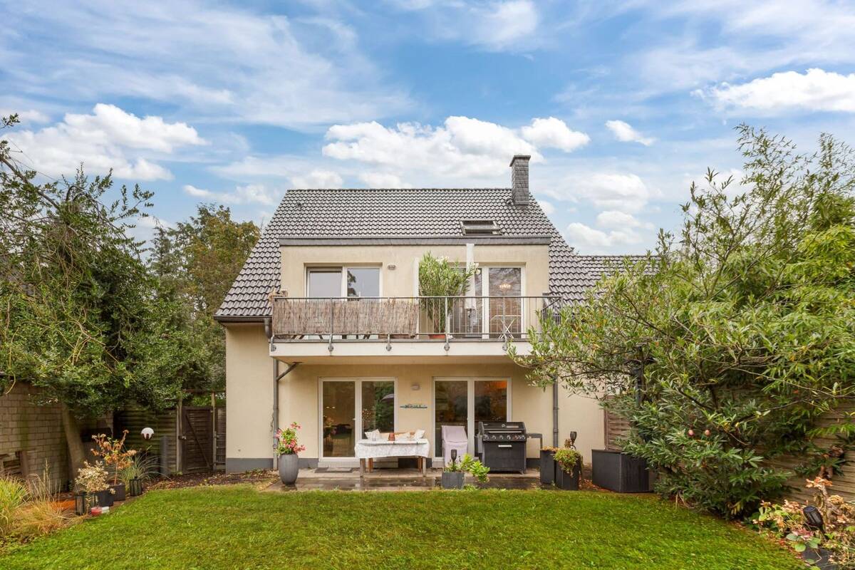 Gepflegtes Mehrfamilienhaus mit durchdachtem Maisonette-Konzept und großem Garten – 40468 Düsseldorf – Bild 1 von 9