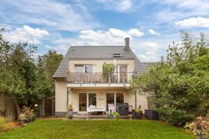 Gepflegtes Mehrfamilienhaus mit durchdachtem Maisonette-Konzept und großem Garten