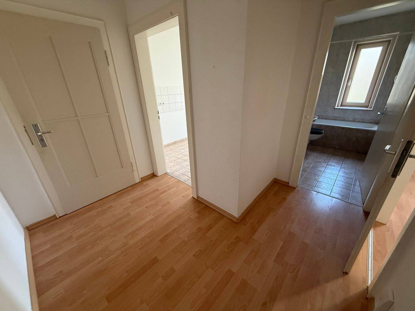 Komplett zum Innenhof / mit Balkon und Bad mit Fenster - frei ab 1.9.26