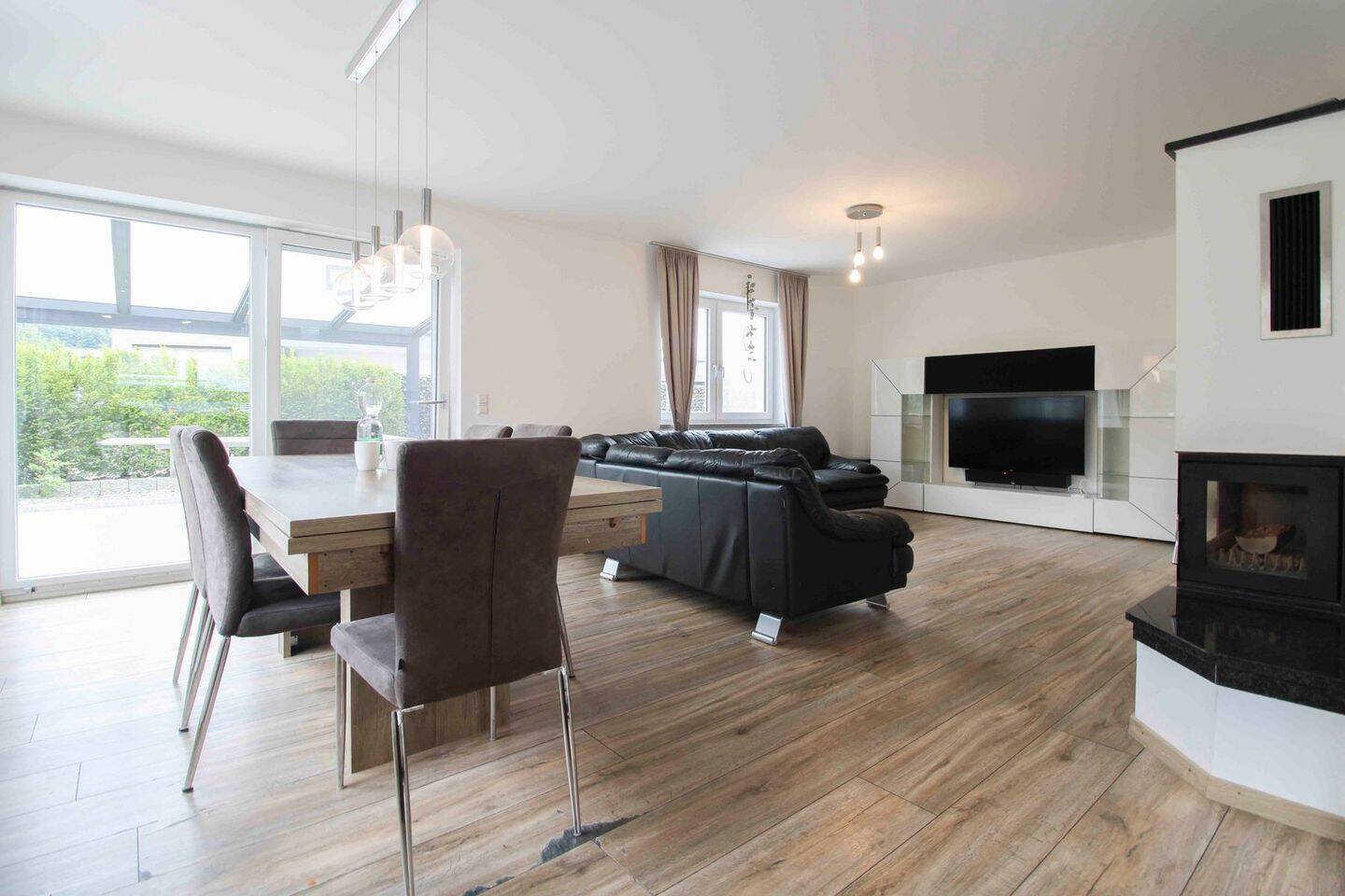 Creme de la Creme: Neuwertiges Einfamilienhaus mit 2 Einfahrten, eine Garage, PV und Solaranlage – Kempten (Allgäu) – Vorschaubild 2
