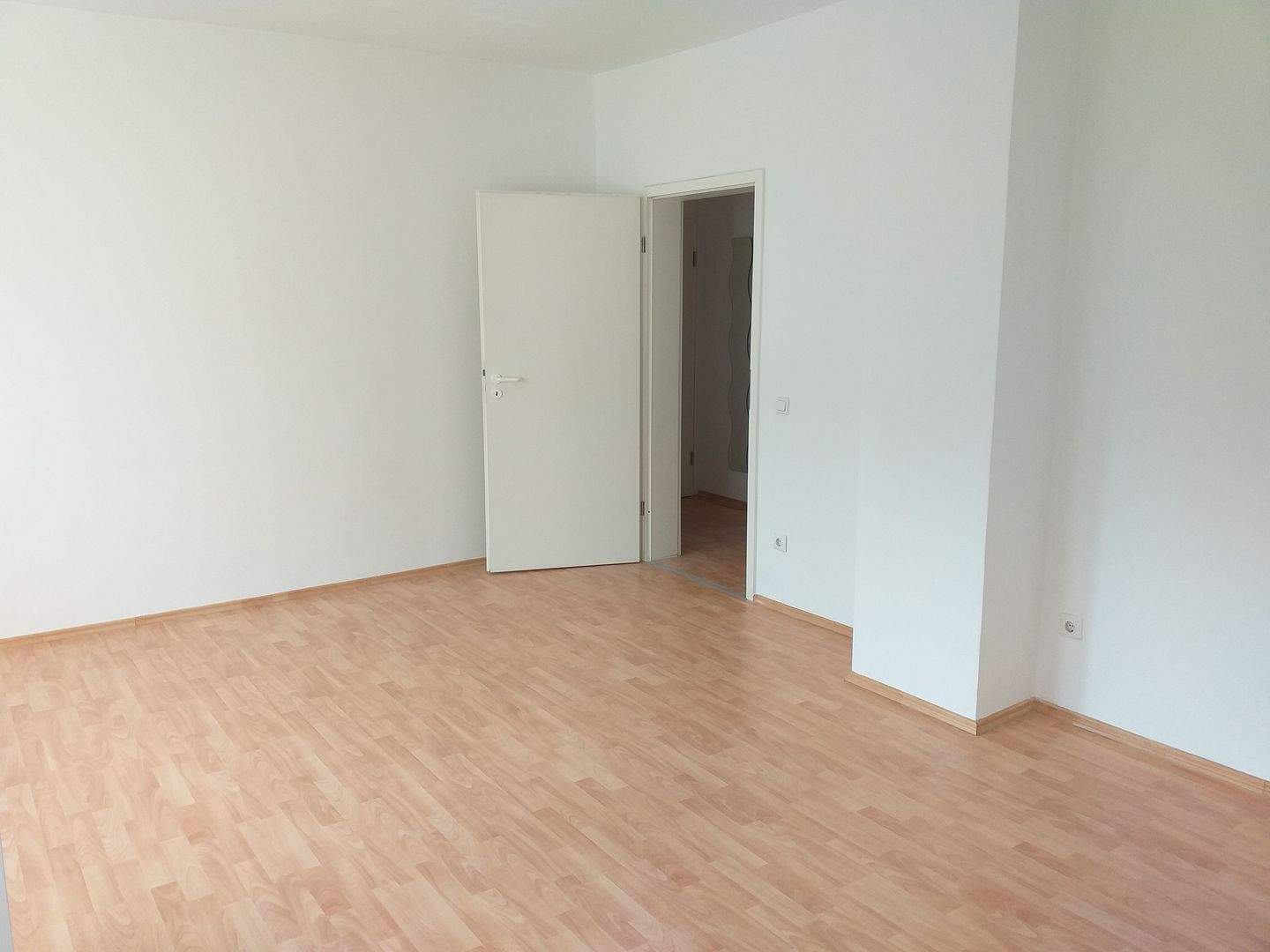 Nürnberg Nord: vermietete 2-Zimmer DG-Wohnung mit Balkon, kleine Singleküche, Duschbad mit Fenster - zu verkaufen – Nürnberg – Vorschaubild 6