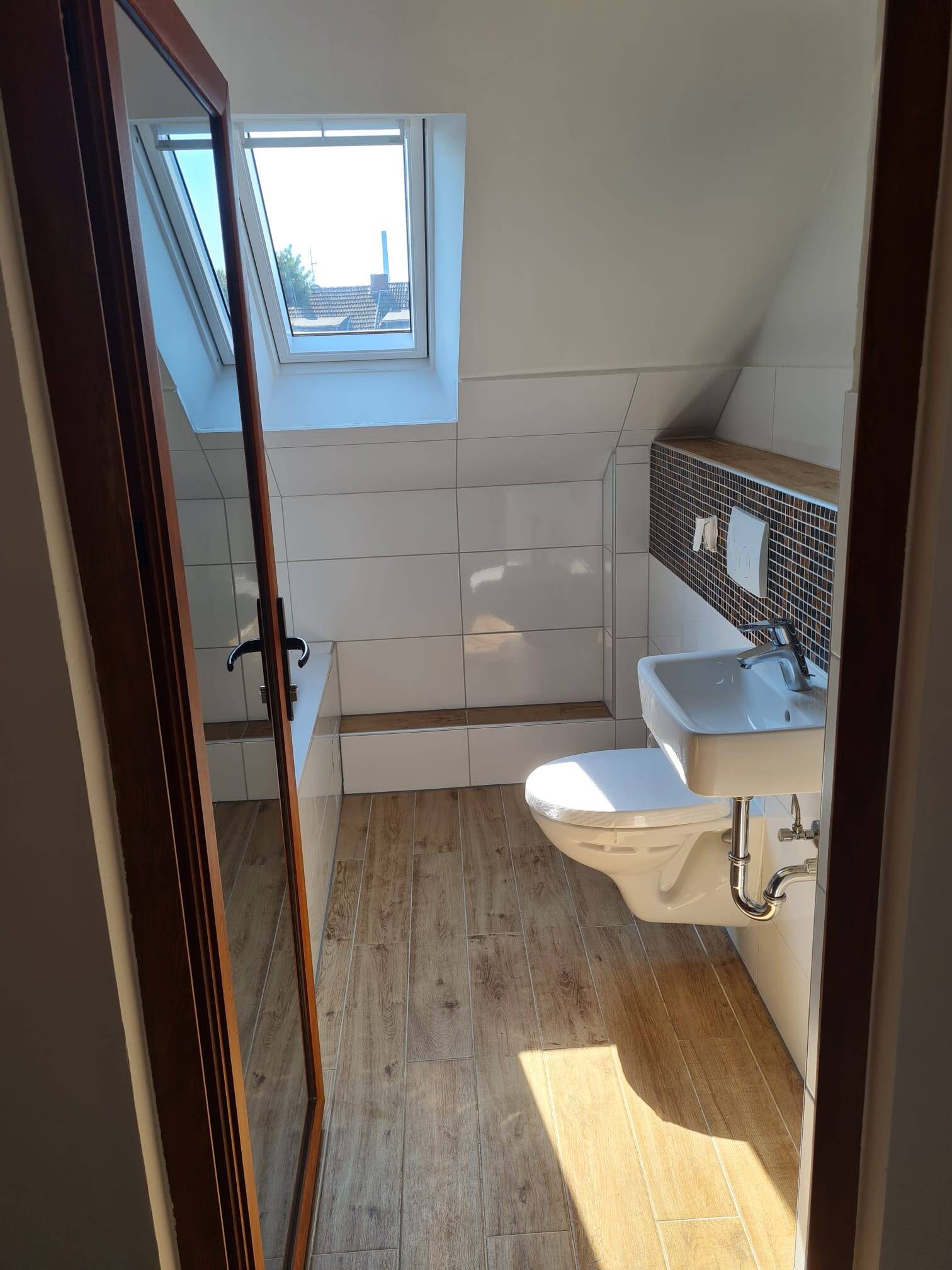 Dachgeschosswohnung mit Eingebauten Küche – Duisburg – Vorschaubild 2
