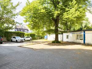 Modernes Miethaus mit Pkw-Stellplätzen und Gewerbe zwischen Südpark und Grimnitzsee. Nahe Scharfe Lanke.