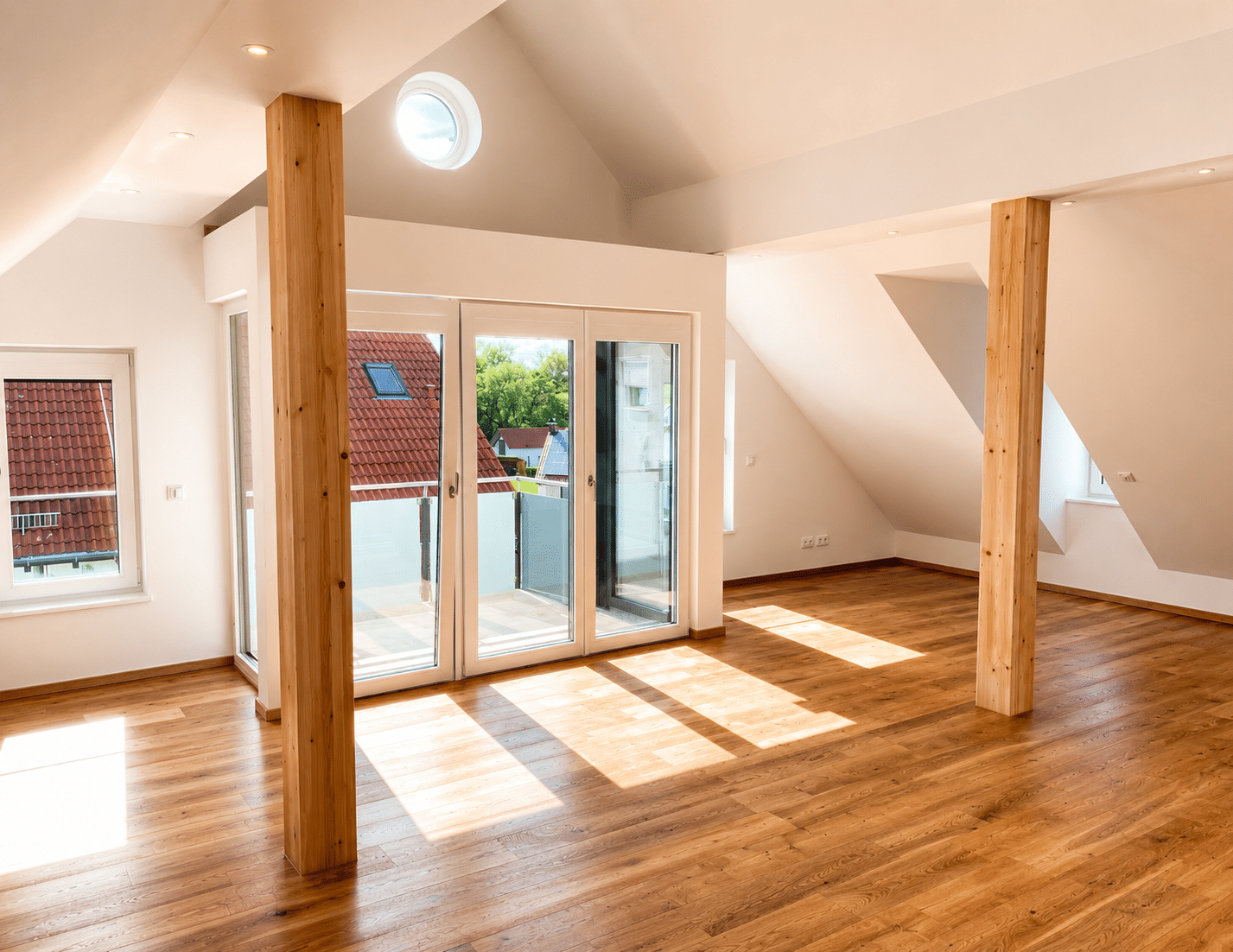 Exklusive Dachgeschosswohnung mit beeindruckender Raumhöhe, offenem Dachstuhl und zwei Balkonen
