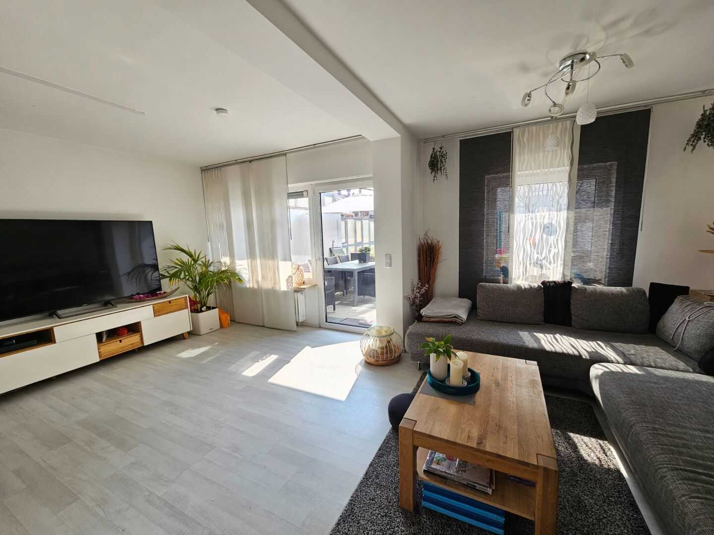 N-Kornburg großzügiges RMH mit optimaler Raumaufteilung, zeitgemäß saniert, mit gepflegtem Garten, Balkon und Garage. – Nürnberg – Vorschaubild 3