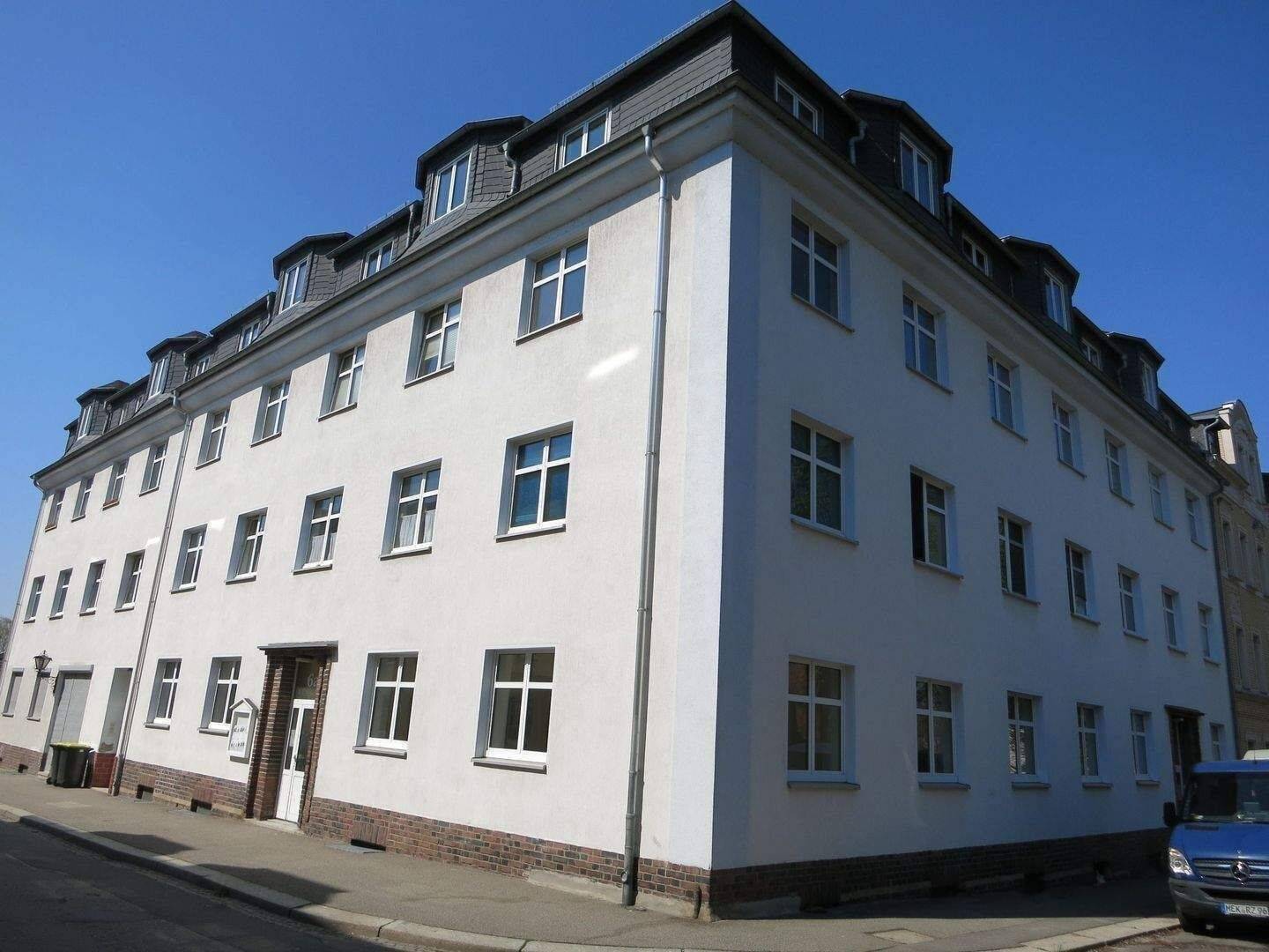 2-Raumwohnung mit offenem Küchenbereich und Wannenbad