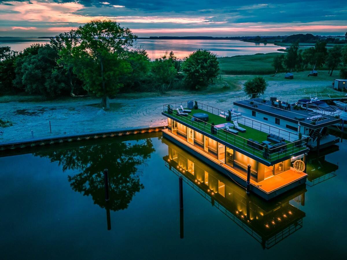 LUXUS Hausboot - 3 Etagen - 100m² Wohnen + 120 m² SONNENTERRASSE - Kamin, Kino, komplett individuell – Potsdam – Vorschaubild 2