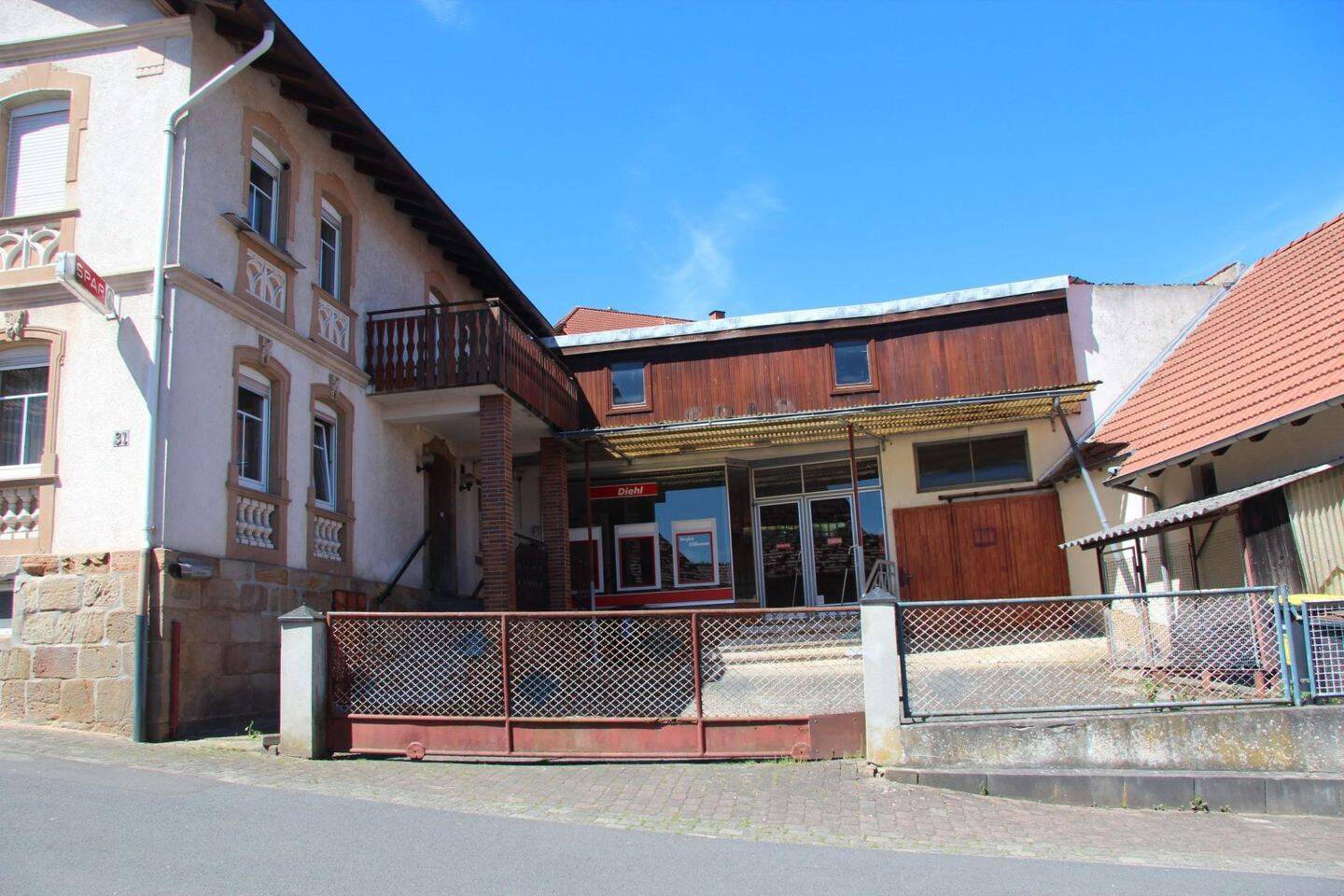 Eindrucksvolles Wohnhaus aus dem Jahr 1904 mit ehemaligem Spar-Laden, Scheune und Garage – Burghaun – Vorschaubild 4