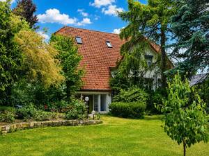 Historische Fabrikantenvilla mit Bungalow, Gewerbeflächen und 834 m² Baulandreserve – Wohnen, Arbeit