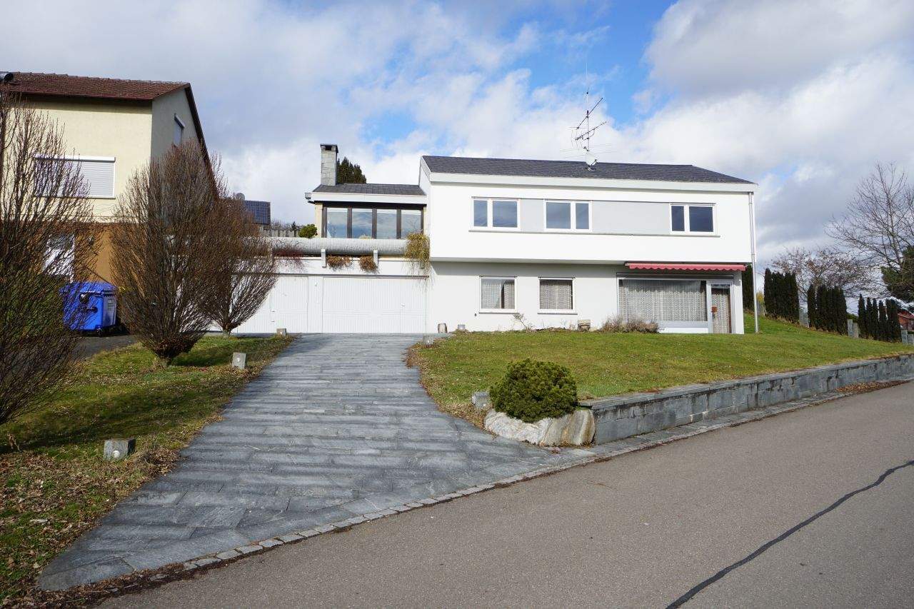 Freistehendes, geräumiges Einfamilienhaus mit 2 Garagen und Pkw-Stellplatz – Pliezhausen – Bild 1 von 9