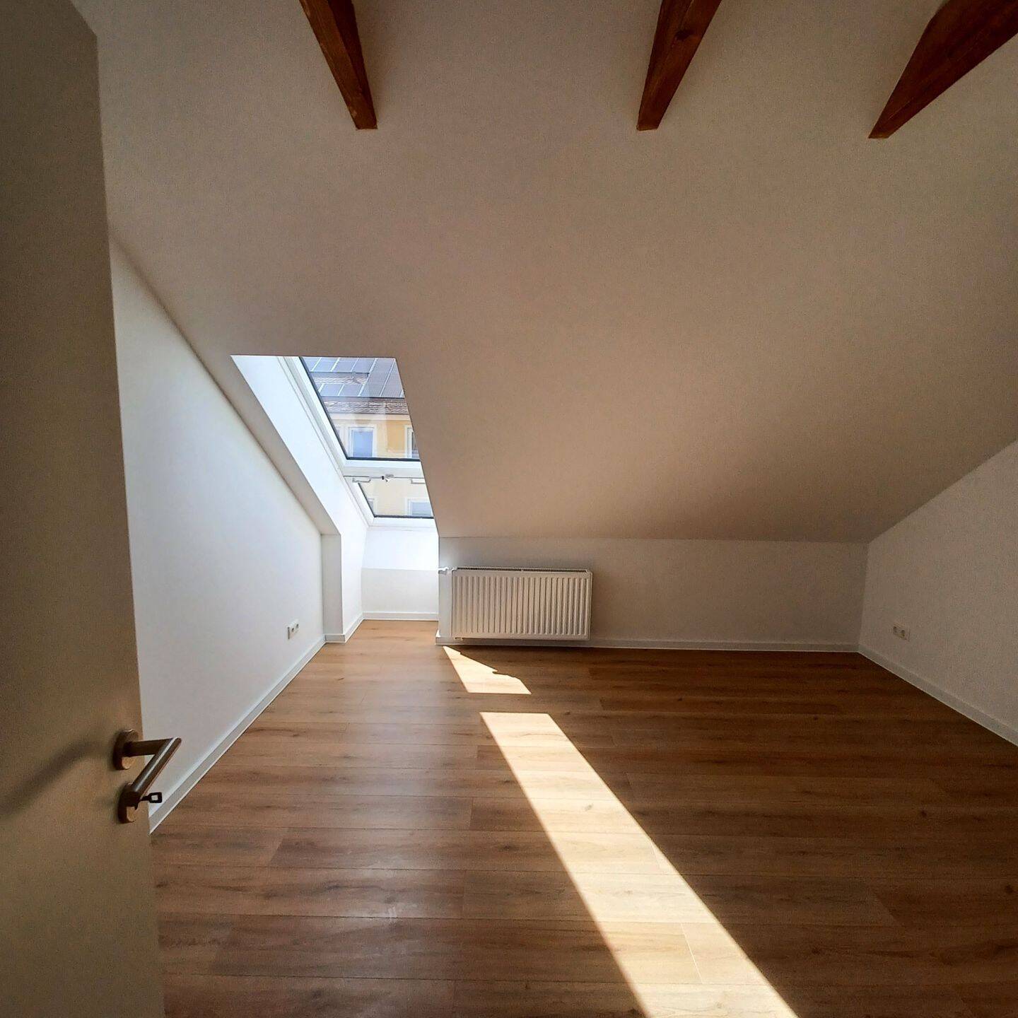 Helle, renovierte 2-Zimmer-Dachgeschosswohnung in zentraler Lage – Nürnberg – Vorschaubild 8