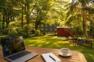 Ein eigener Garten mit Terrasse und Abendsonne.