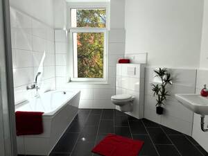 Erstbezug nach Sanierung mit Einbauküche, Wanne und Dusche