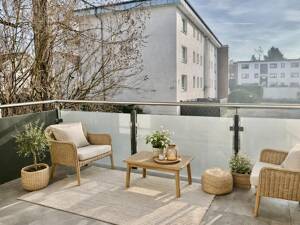 Großzügige Zwei-Zimmerwohnung mit Balkon und kleinem Gartenbereich