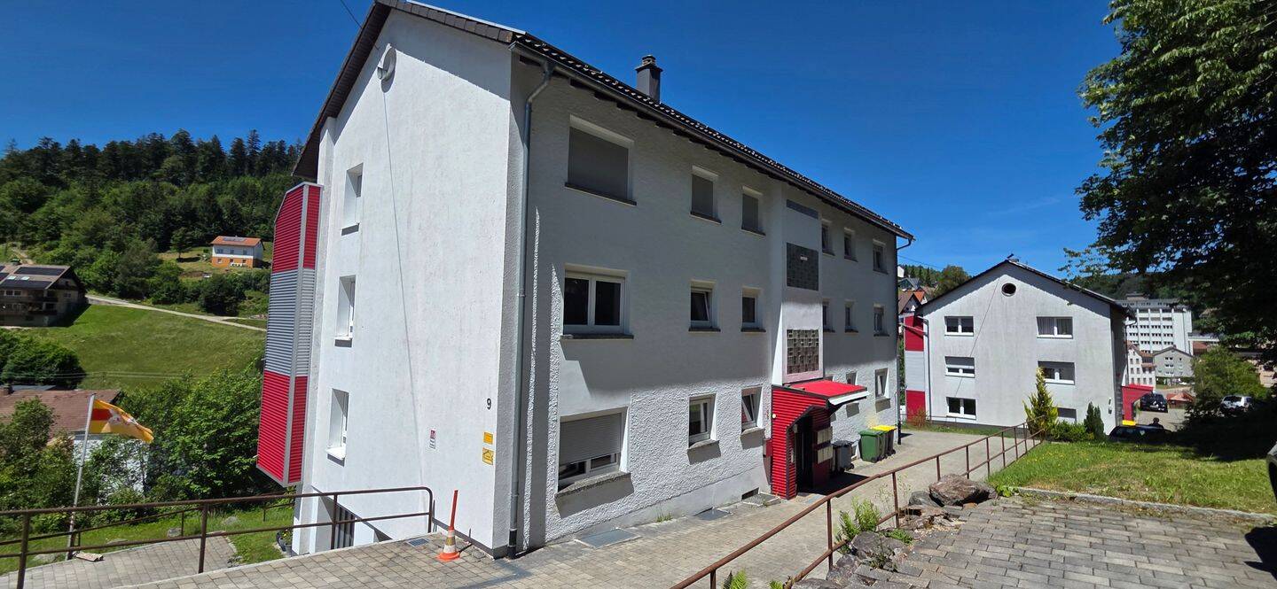 Charmantes 3-Zimmer-Balkonapartment in Gütenbach, zentrale Lage, ruhige Seitengasse, Panoramablick und ausgezeichnete Anbindung – Gütenbach – Vorschaubild 3