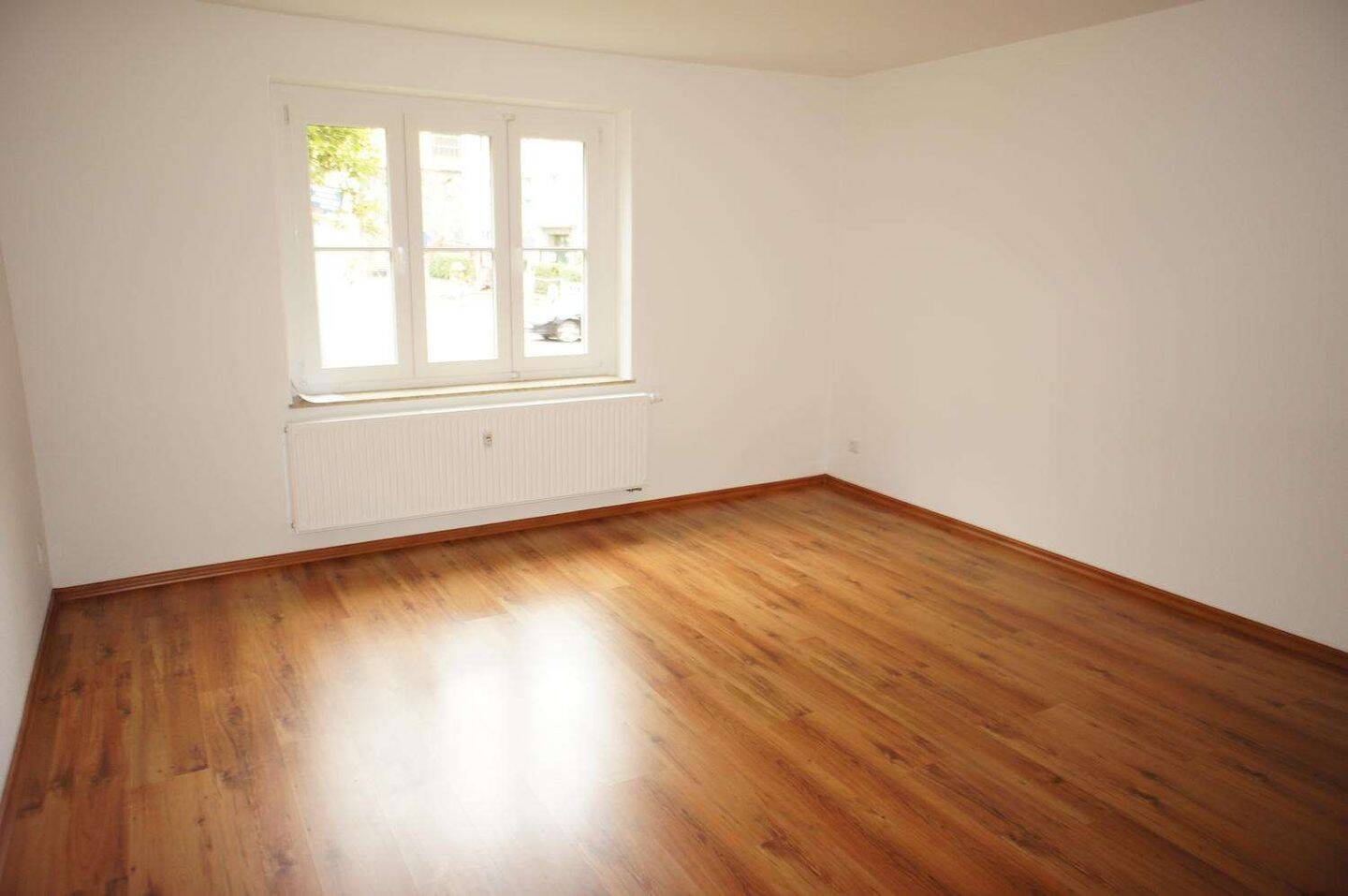 3. OG - Bad mit Wanne + Fenster / frei ab 1.7.26