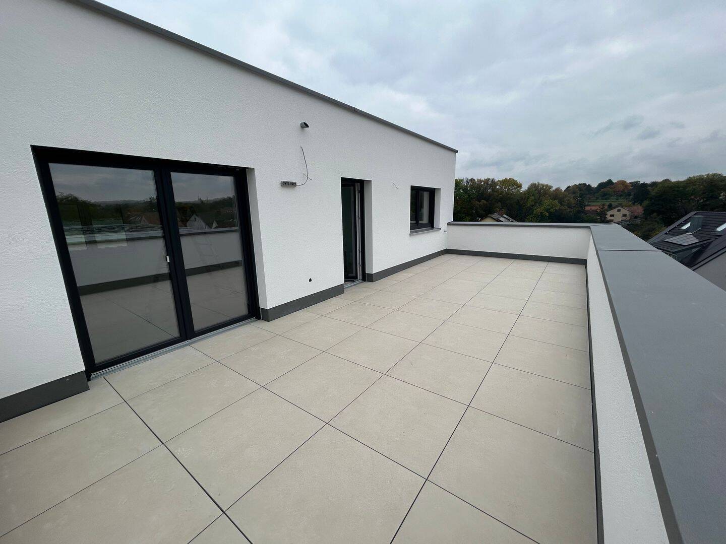 Großzügiges Wohnhaus mit gehobener Ausstattung in Würzburg/Lengfeld sehr ruhig u. naturnah gelegen – Würzburg – Vorschaubild 2