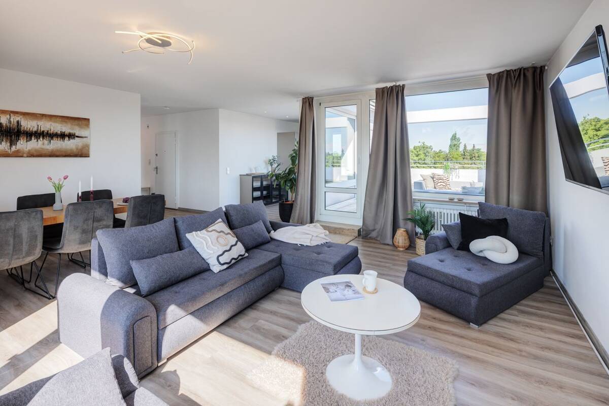 Berg am Laim: Exklusive Dachterrassenwohnung mit großzügigem Wohnkonzept – 81825 München – Bild 1 von 9