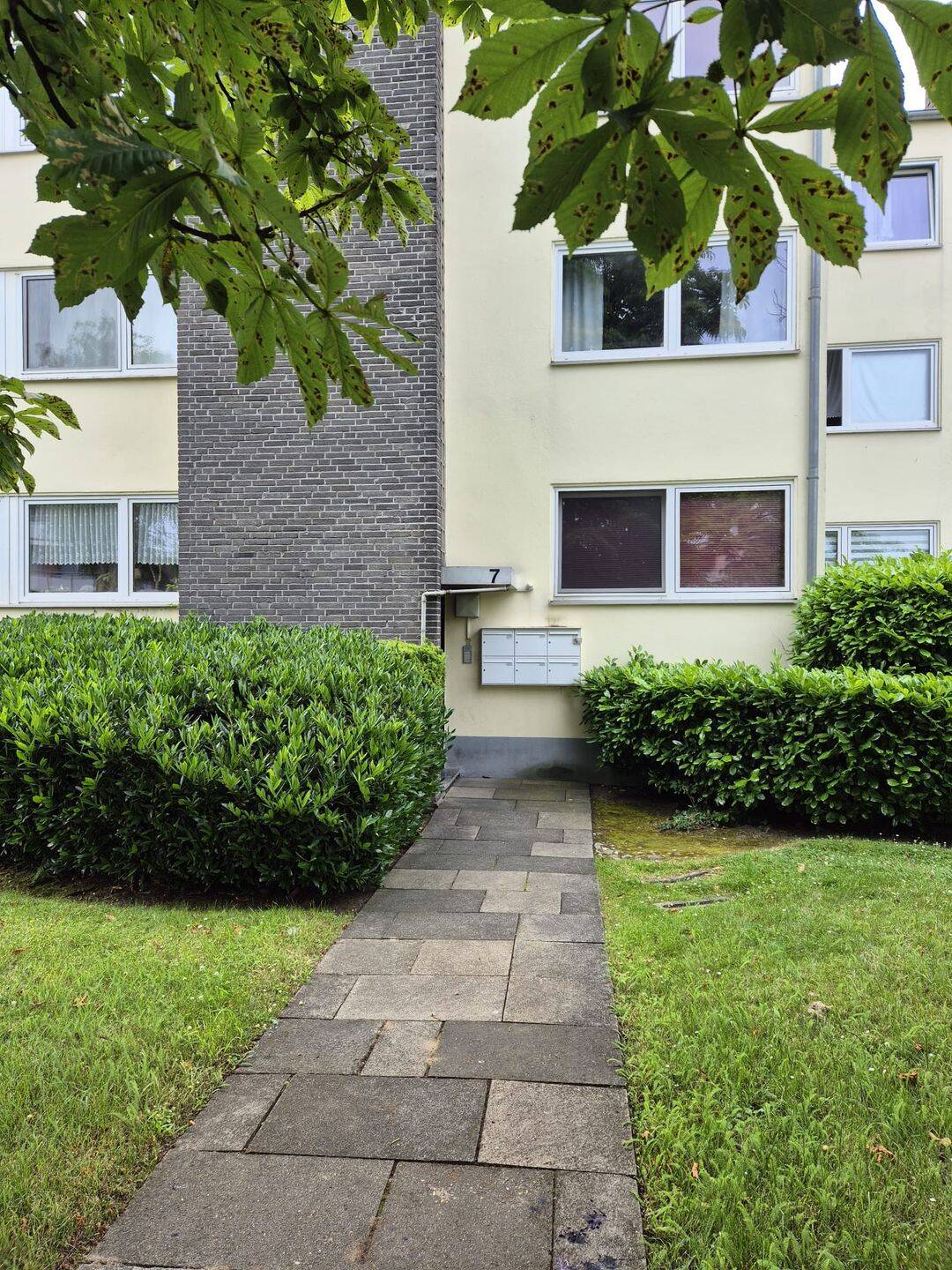 Sehr helle 4 Zimmer-Wohnung mit Balkon in bester Lage