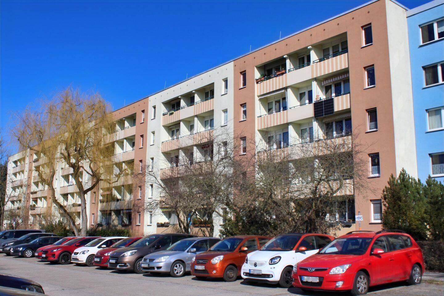 Kurzfristig bezugsfertig: Gepflegte 4-Zimmer ca. 70 m² Wohnung mit zwei Balkonen in Berlin-Marzahn – Berlin – Bild 1 von 9