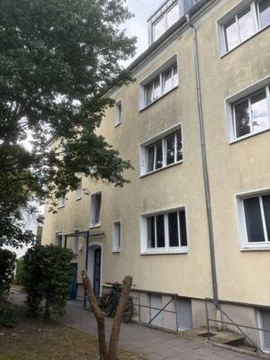 Kreative Leute aufgepasst, hübsches kleines Dachgeschoß mit kleiner Loggia offen!